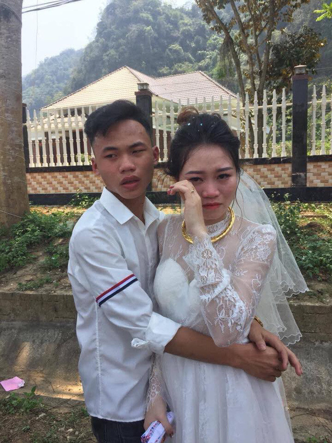 Tuy không thể hiện nhiều ra bên ngoài nhưng với cậu bé việc phải xa chị là một điều mà em chưa thể chấp nhận được.