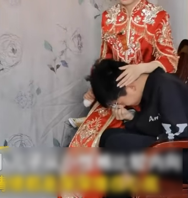 Cụ thể, trong ngày chị gái lấy chồng, cậu em trai đã không kìm được nỗi buồn mà trốn vào một góc ôm mặt nức nở, cả nhà ai ra dỗ cũng không chịu nghe.