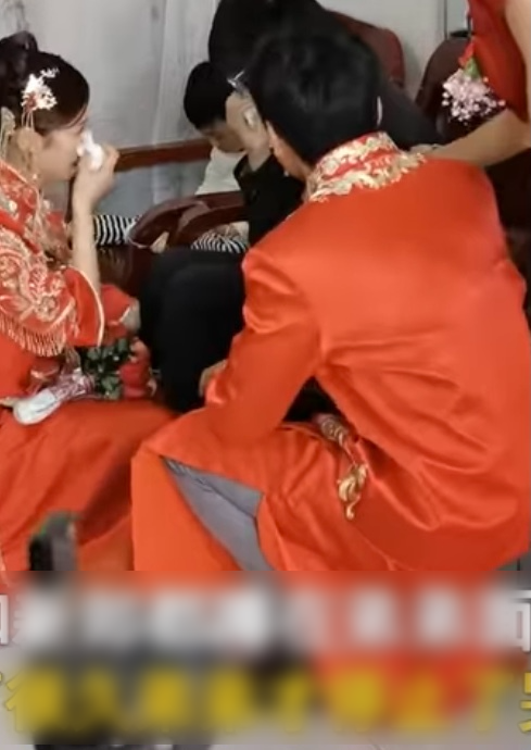 Không chịu ra chụp ảnh cùng chị gái, sau đó cả anh rể và chị gái đành “gác” lễ cưới sang một bên, ngồi an ủi cậu bé rất lâu thì em mới thôi không khóc nữa và ra tiễn chị về nhà chồng.