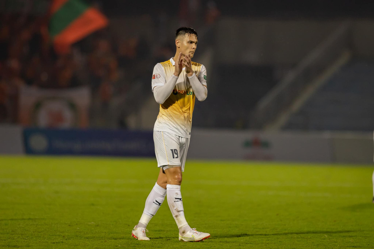 Sau trận đấu của đội tuyển Việt Nam tối qua, Adriano Schmidt nhanh chóng gây chú ý trên MXH nhờ ngoại hình điển trai cả trên sân cỏ lẫn ngoài đời.