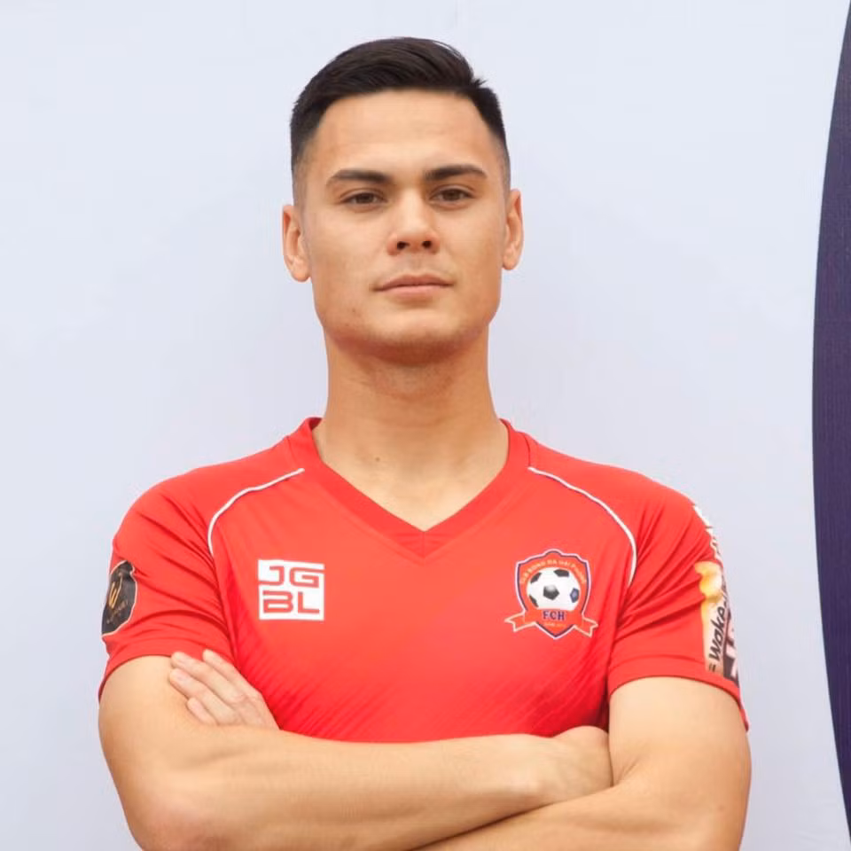 Sinh ra và lớn lên tại Grimma (Leipzig, Đức), Adriano Schmidt từng khoác áo đội U19 Ingolstadt 04 từ năm 2013 đến 2014. Mùa giải 2016 và 2018, Adriano Schmidt thi đấu cho đội bóng giải hạng 5 của Đức là TSV Schwabmunchen trong 2 năm.