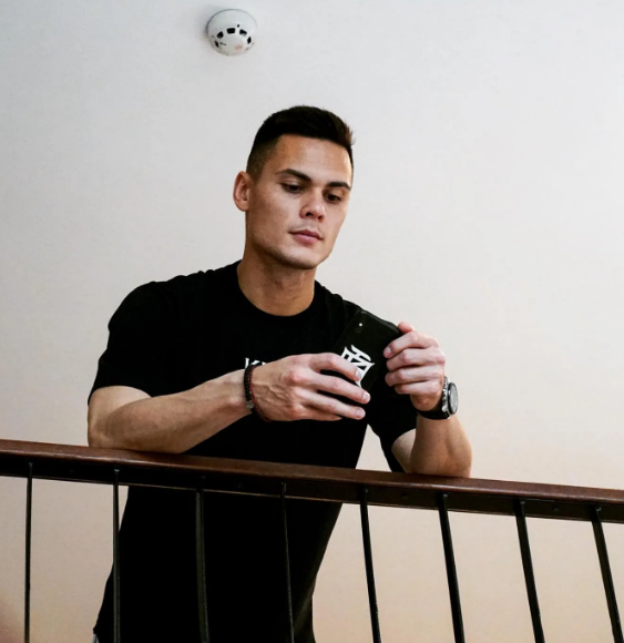 Không từ bỏ quyết tâm chơi bóng tại quê nhà, Adriano Schmidt đã xin lại vào và được lãnh đạo CLB hỗ trợ việc nhập tịch và khoác áo đội bóng đất Cảng từ giai đoạn 2 V.League 2018.