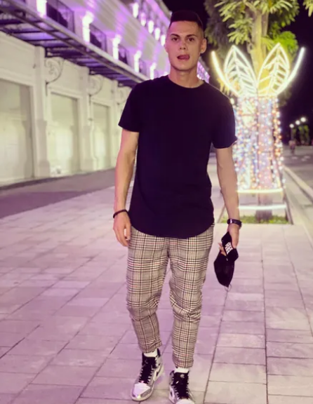 Sở hữu chiều cao 1m85, Adriano Schmidt là chàng trai trong mộng của nhiều cô nàng.