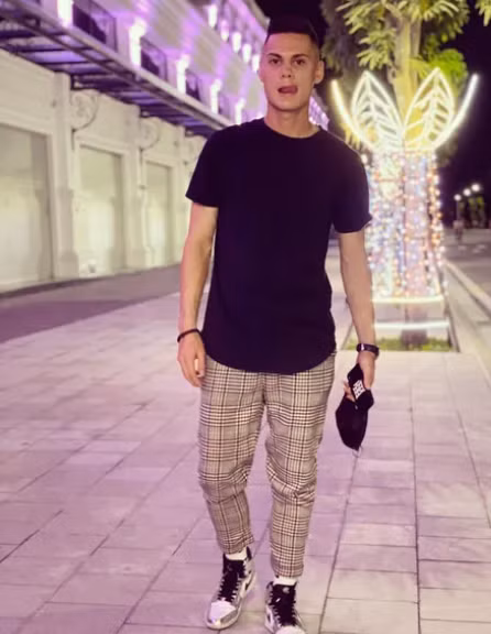 Sở hữu chiều cao 1m85, Adriano Schmidt là chàng trai trong mộng của nhiều cô nàng.