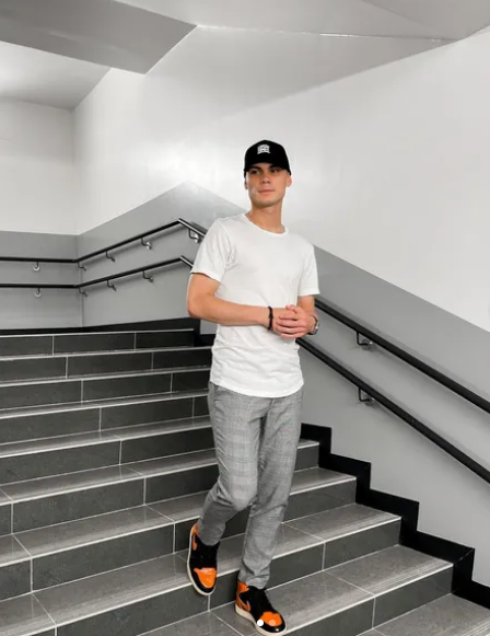 Không chỉ có chuyên môn khá tốt, Adriano Schmidt còn khiến chị em "chết mê" bởi vẻ ngoài điển trai và body 6 múi săn chắc.