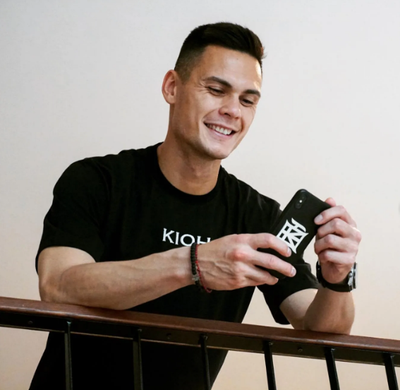 Năm 2017, Adriano Schmidt quyết định trở về Việt Nam thi đấu. Ban đầu anh đầu quân cho Hải Phòng nhưng không được CLB này tiếp nhận.