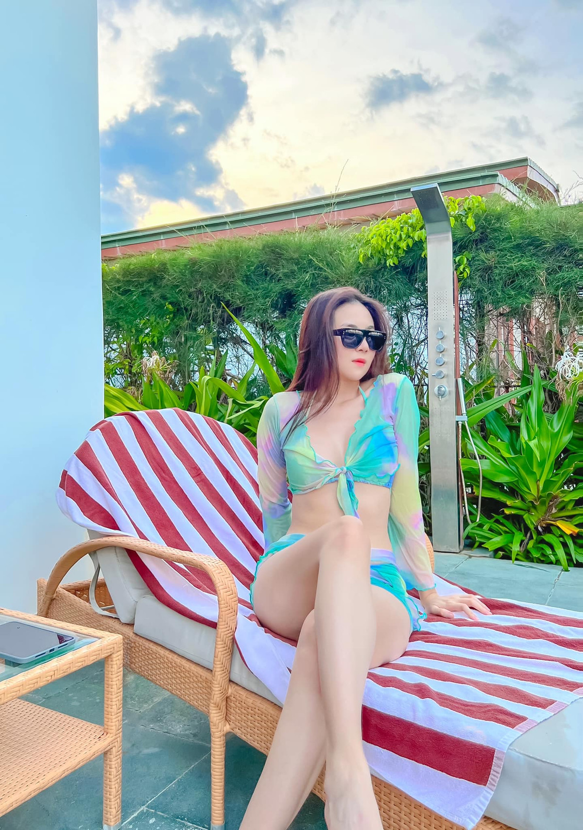 Trên trang cá nhân mới đây, "cô gái thời tiết" chia sẻ hình ảnh du lịch nghỉ dưỡng. Khoảnh khắc này Mai Ngọc tiếp tục khoe vóc dáng thon gọn, vòng eo nhỏ và đặc biệt là đôi chân dài miên man.