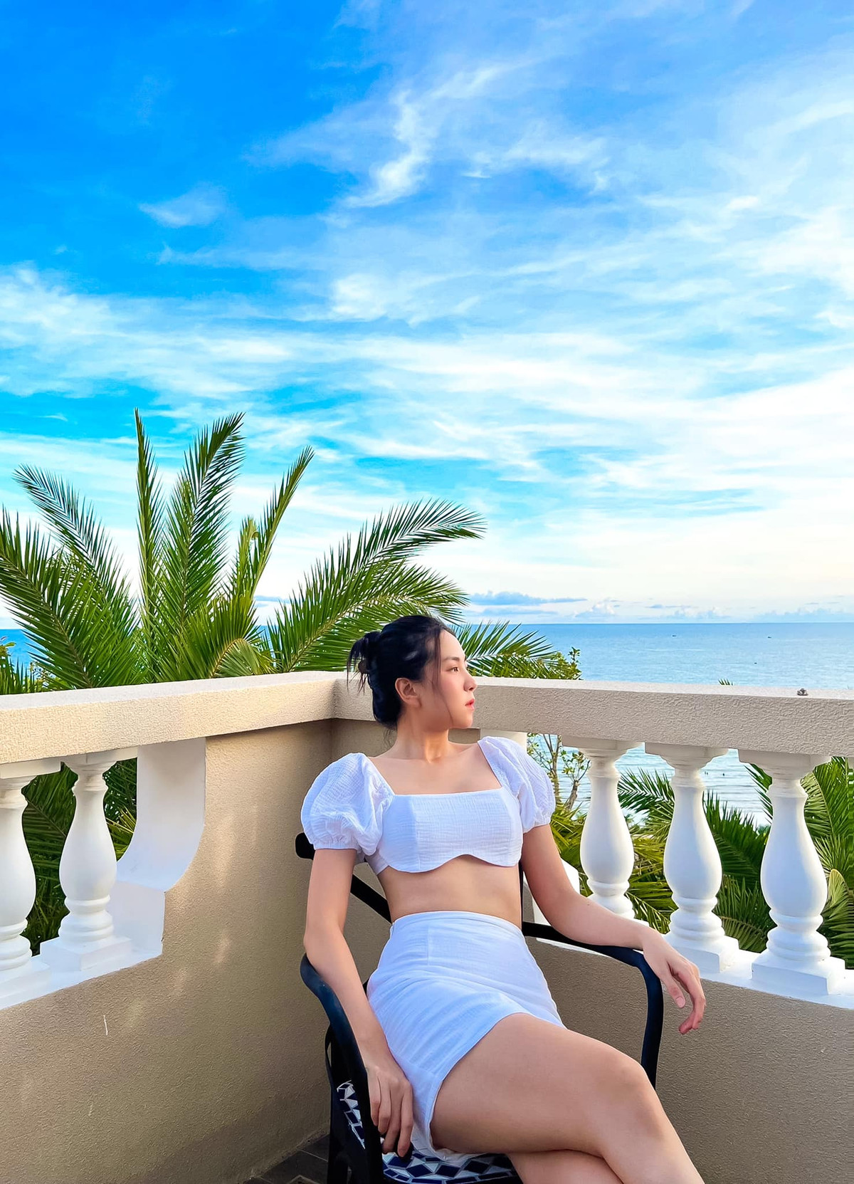 Những lần đi du lịch Mai Ngọc luôn diện trang phục ôm sát, ngắn cũn vừa để khoe vòng eo nhỏ, đồng thời cô để lộ được đôi chân nuột nà.