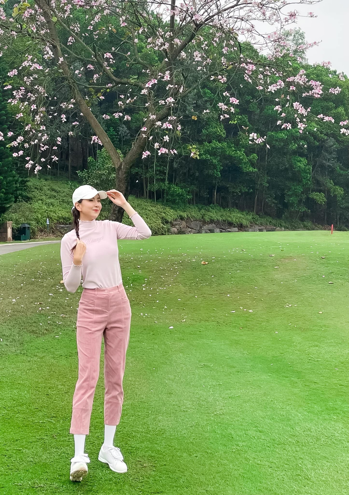 Trên trang cá nhân, “cô gái thời tiết” chia sẻ nhiều hình ảnh đến phòng tập.