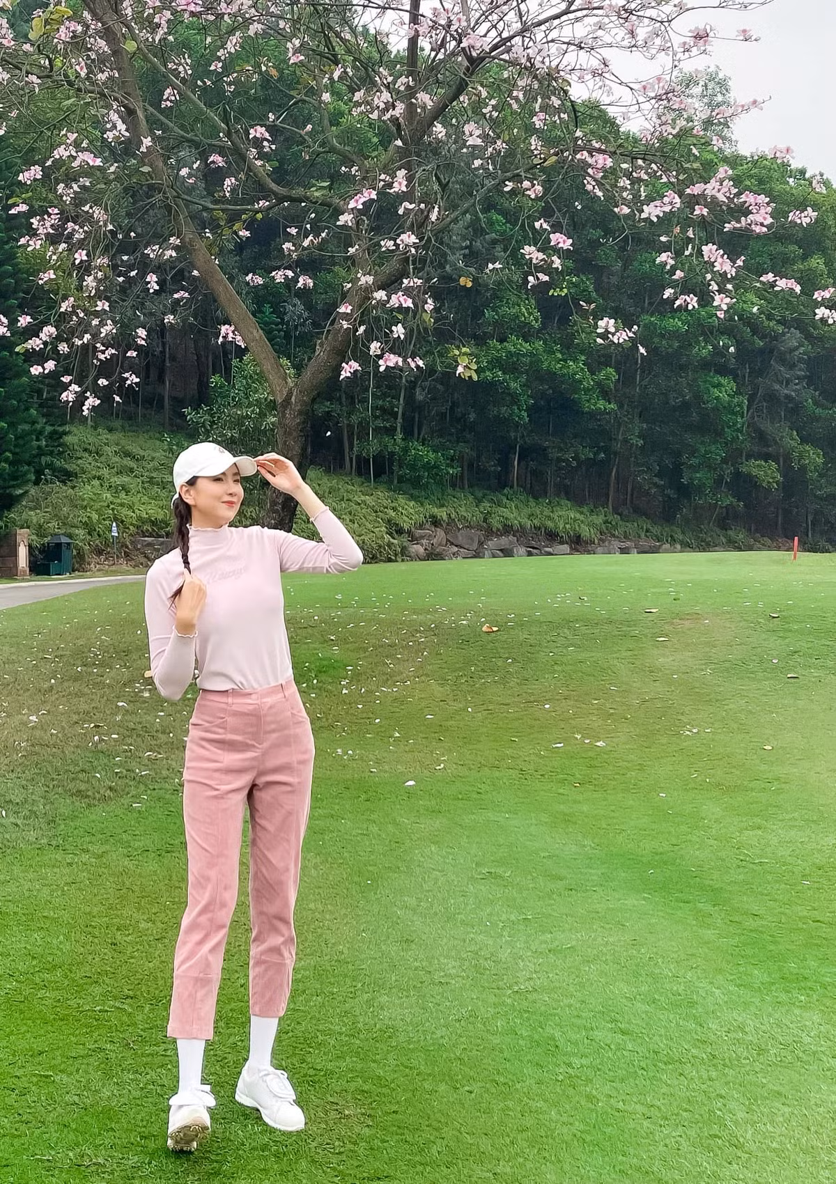 Trên trang cá nhân, “cô gái thời tiết” chia sẻ nhiều hình ảnh đến phòng tập.