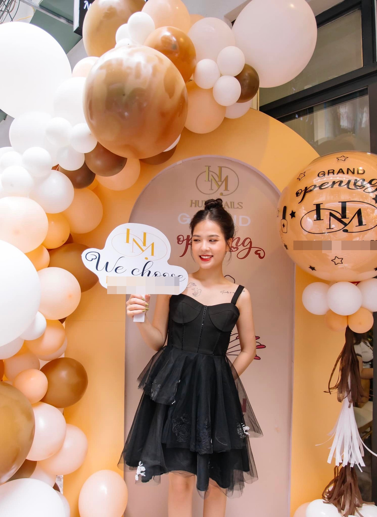 Dưới bài đăng cư dân mạng, anh em bạn bè đã vào chúc mừng "cô chủ tiệm nail" Huyền My.