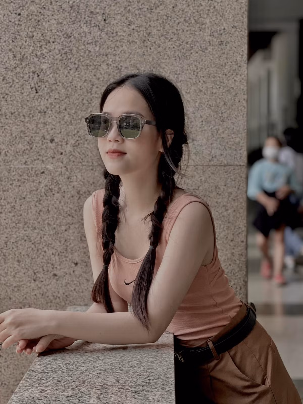 Trên trang cá nhân cô thường chia sẻ nhiều hình ảnh khoe sắc vóc của mình, nhận về vạn lời khen từ netizen.