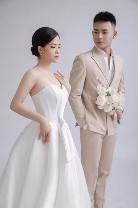 Cặp đôi đã tổ chức lễ đính hôn tại tư gia nhà gái ở Vinh (Nghệ An) vào ngày 18/5 vừa qua.