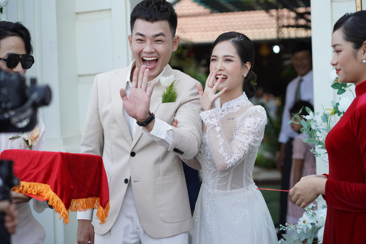 Anh Tú từng tham gia vào các bộ phim như Bán chồng, Tao không xa mày… Anh từng được đề cử giải thưởng tại giải Mai vàng 2019, giải Ngôi sao xanh 2019. Anh cũng chính là người giành Quán quân Cười xuyên Việt 2016. Ảnh: FBNV