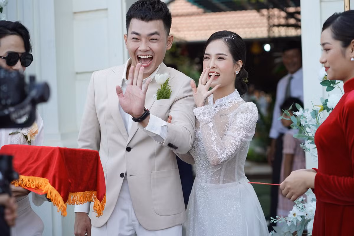 Anh Tú từng tham gia vào các bộ phim như Bán chồng, Tao không xa mày… Anh từng được đề cử giải thưởng tại giải Mai vàng 2019, giải Ngôi sao xanh 2019. Anh cũng chính là người giành Quán quân Cười xuyên Việt 2016. Ảnh: FBNV