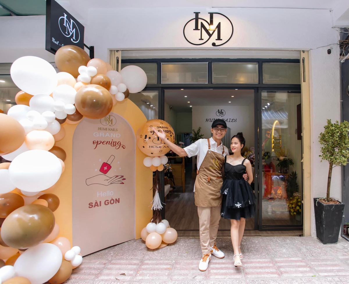 Sau khi tổ chức lễ đính hôn, Huyền My tập trung vào kinh doanh và chăm lo cho gia đình nhỏ.