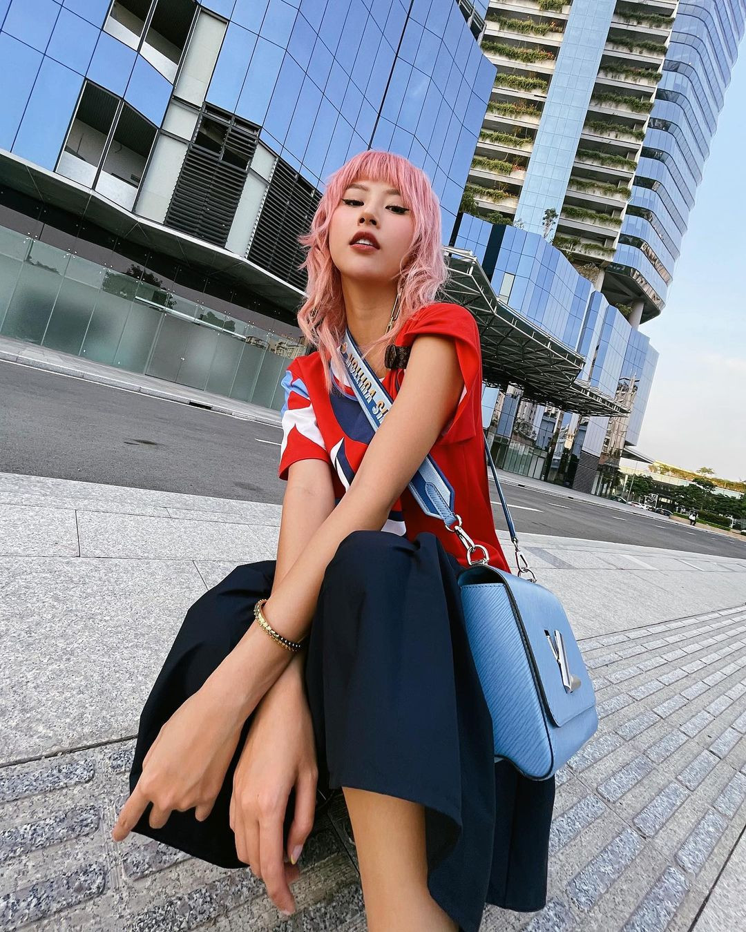 Nàng hot girl Hà thành hiện vẫn đang thử sức với nhiều phong cách khác nhau, mỗi lần xuất hiện Quỳnh Anh Shyn luôn khiến khán giả trầm trồ với sự đầu tư cho từng bộ trang phục.