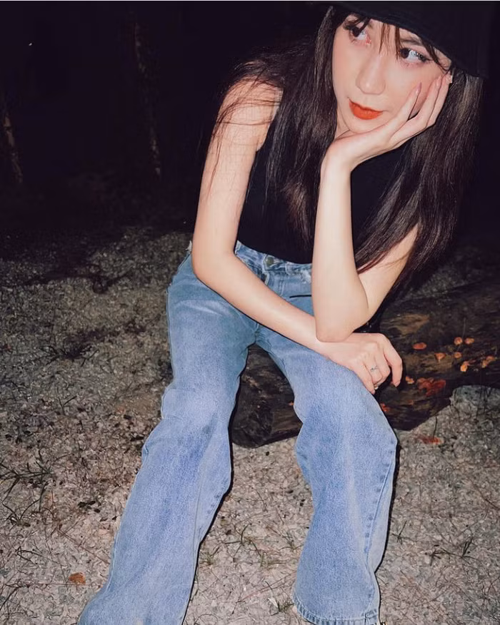 Trong suốt 8 năm dài ở ẩn, cô mở một shop quần áo nữ và trở thành cổ đông của một quán cà phê tại quê nhà.