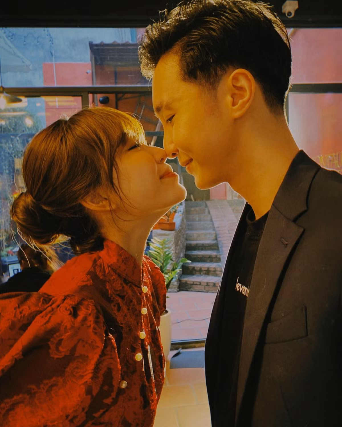 Từng trải qua nhiều mối tình khác nhau, Mẫn Tiên đã tìm được cho mình bến đỗ mới. Theo đó, cô đang sống hạnh phúc cùng vị hôn phu Key của nhóm nhạc Monstar.