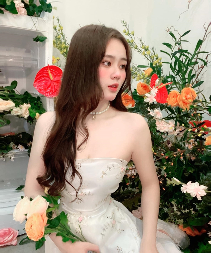 Những hình ảnh của Hồng Hân nhận về sự quan tâm cực lớn nhờ vào sắc vóc nổi bật của cô.