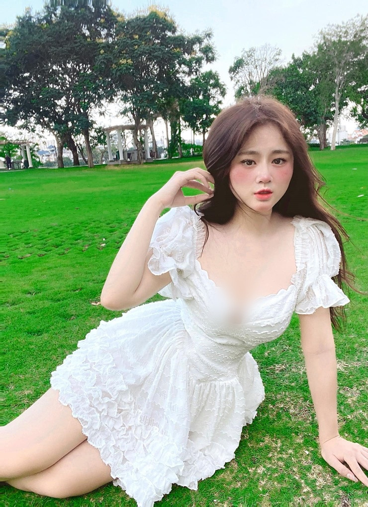 Mặc dù sở hữu gương mặt ngây thơ nhưng Hồng Hân lại có phong cách thời trang hoàn toàn đối lập. Ảnh: FBNV