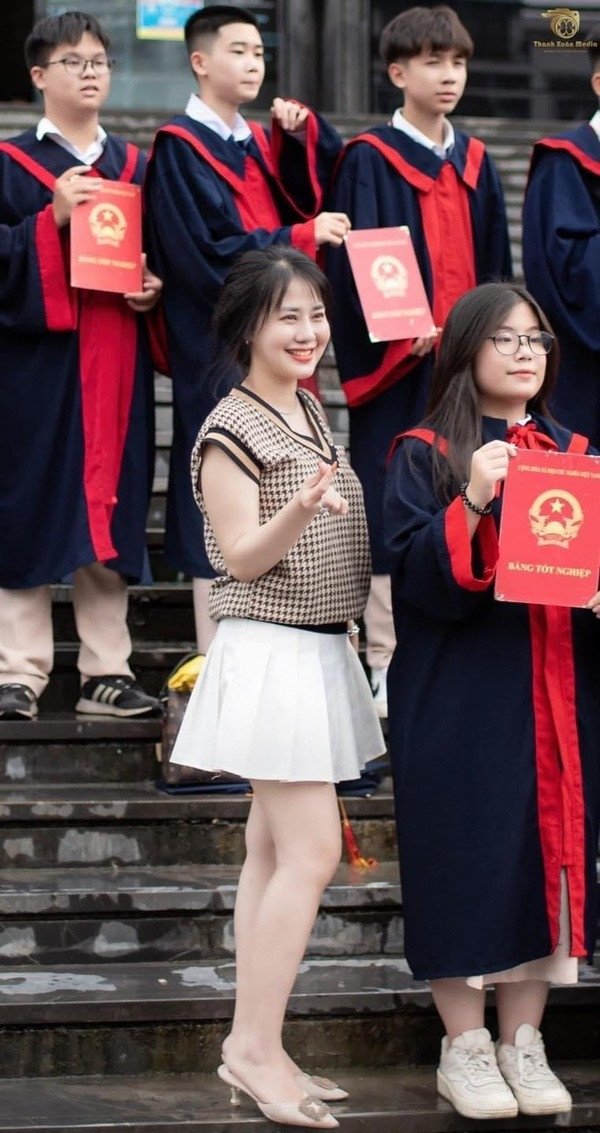 Mới đây, hình ảnh một bà mẹ đang chụp ảnh kỷ yếu cùng con gái bất ngờ nổi khắp MXH. Không phải do bức ảnh đẹp, mà chính nhan sắc trẻ trung như gái 20 của bà mẹ này đã chiếm luôn spotlight trên cõi mạng.