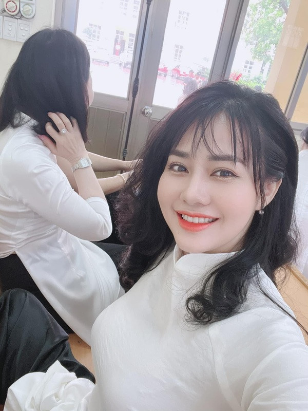 Bên cạnh đó, bà mẹ nổi tiếng này lại cho mình một bộ trang phục “xì tin” gồm áo gile kẻ sọc và chân váy thể thao trắng, nhìn tổng thể vô cùng trẻ trung và năng động.