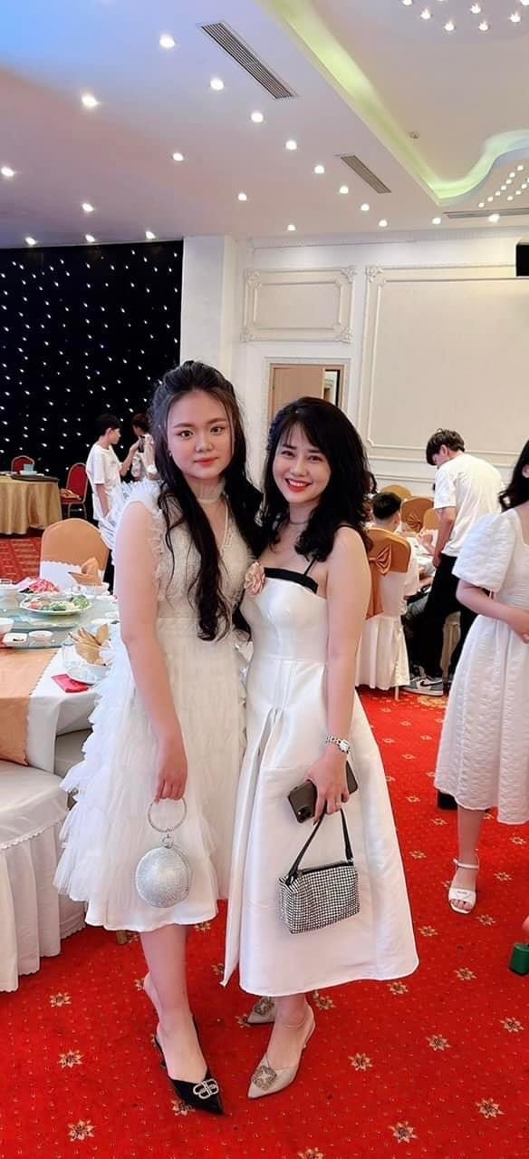 Theo đó, bà mẹ trong bức hình sở hữu một khuôn mặt xinh đẹp, nụ cười rạng rỡ cùng làn da trắng muốt không khác gì hot girl hiện nay.