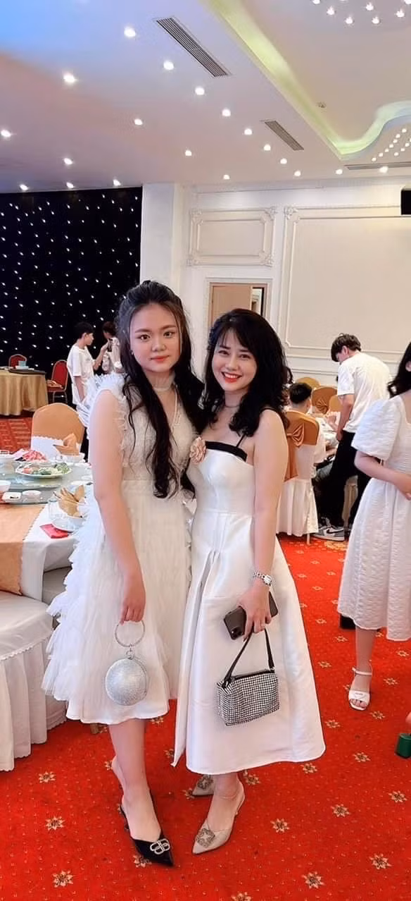 Theo đó, bà mẹ trong bức hình sở hữu một khuôn mặt xinh đẹp, nụ cười rạng rỡ cùng làn da trắng muốt không khác gì hot girl hiện nay.