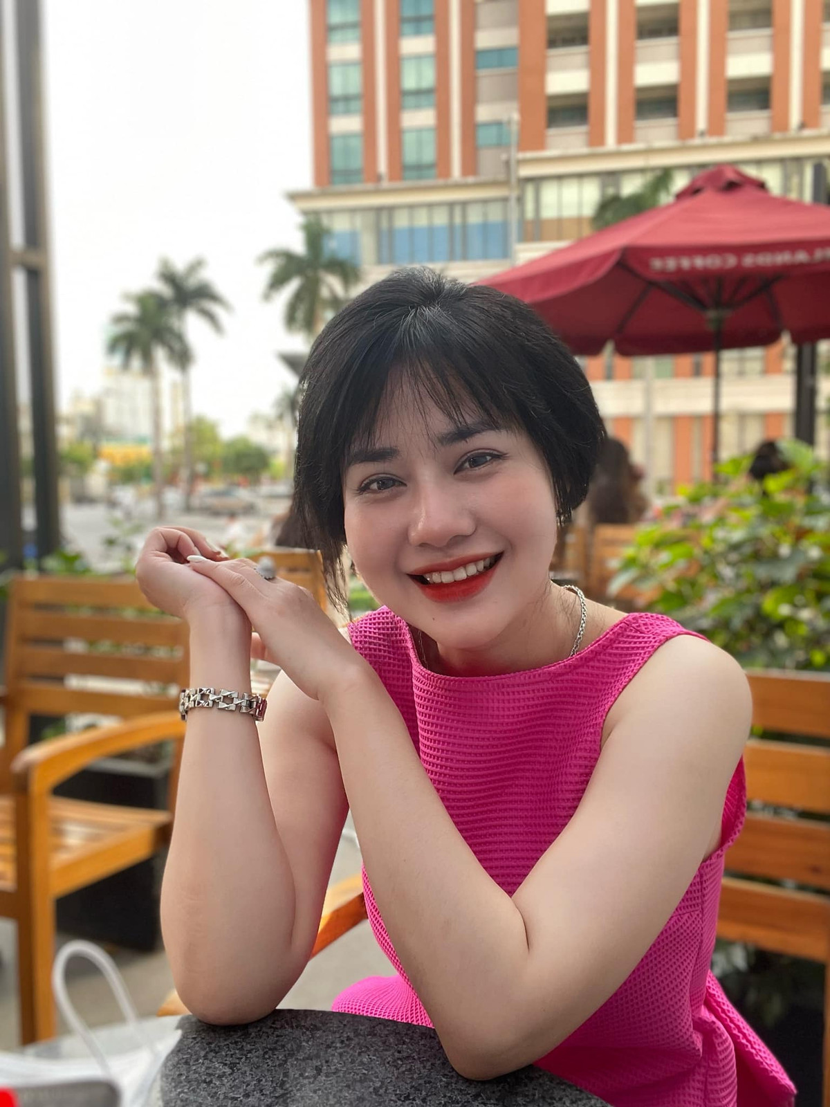 Bức hình trên được chụp lại khi chị cùng cô con gái lớp 9 chụp kỷ yếu cuối cấp 2.