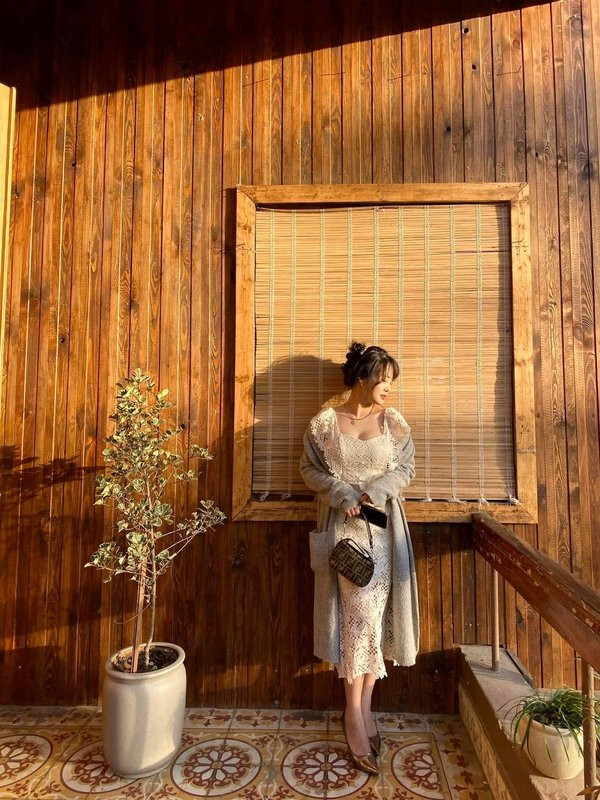 Không chỉ trẻ trung, xinh đẹp, vóc dáng của “bà mẹ một con” cũng khiến cư dân mạng ngưỡng mộ không thôi.