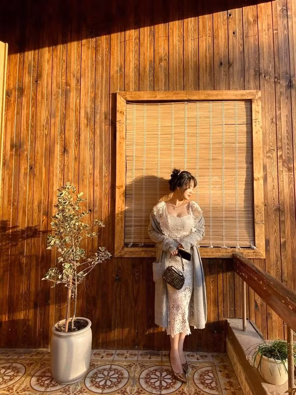 Không chỉ trẻ trung, xinh đẹp, vóc dáng của “bà mẹ một con” cũng khiến cư dân mạng ngưỡng mộ không thôi.