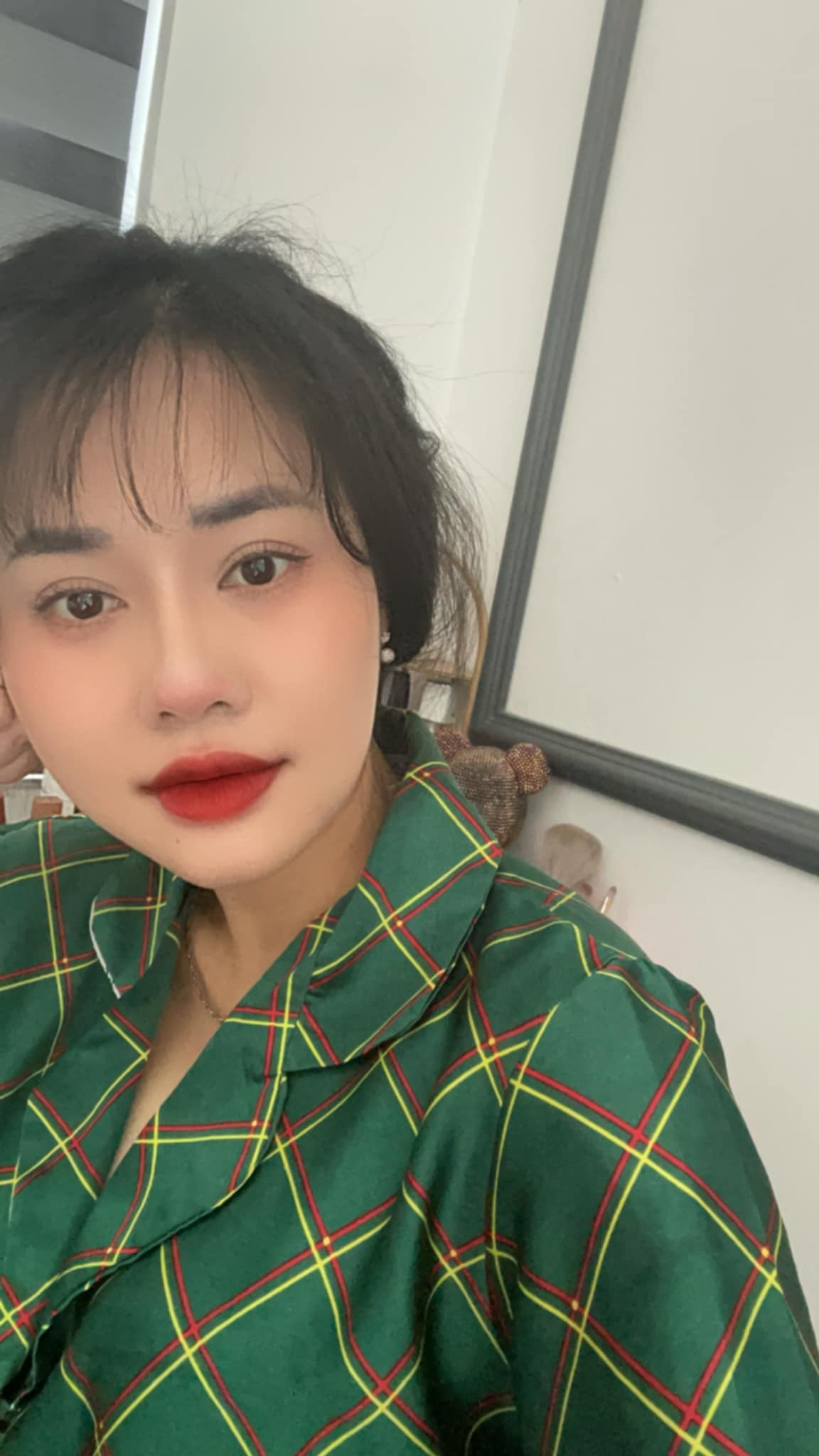 Trên trang cá nhân, không thiếu những bức hình chị Nhật Ninh diện đồ trẻ trung, tạo dáng không khác gì các cháu Gen Z.