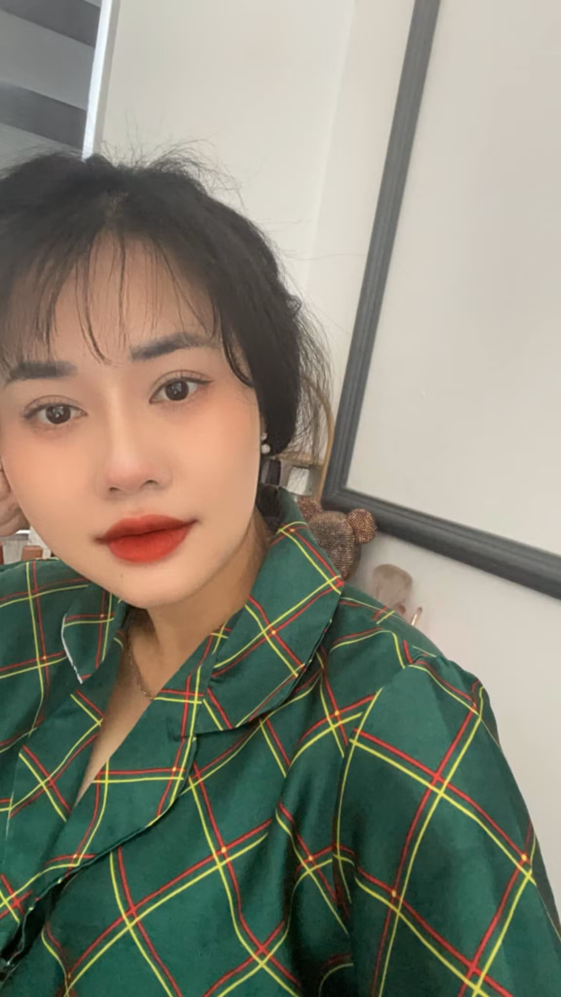 Trên trang cá nhân, không thiếu những bức hình chị Nhật Ninh diện đồ trẻ trung, tạo dáng không khác gì các cháu Gen Z.