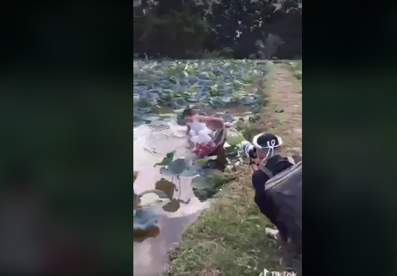 Loạt ảnh mải mê tạo dáng mà ngã nhào xuống hồ chính là minh chứng rõ rệt nhất của việc chụp ảnh không phải một công việc đơn giản.