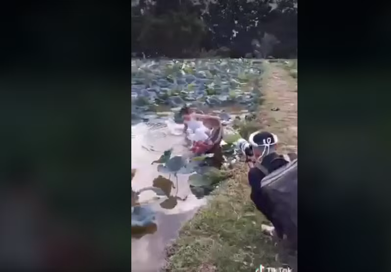 Loạt ảnh mải mê tạo dáng mà ngã nhào xuống hồ chính là minh chứng rõ rệt nhất của việc chụp ảnh không phải một công việc đơn giản.