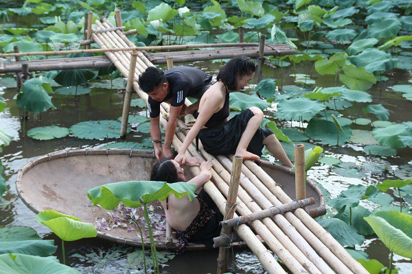 Bức ảnh từng được cư dân mạng chia sẻ nhiệt tình vì khoảnh khắc có 1-0-2.