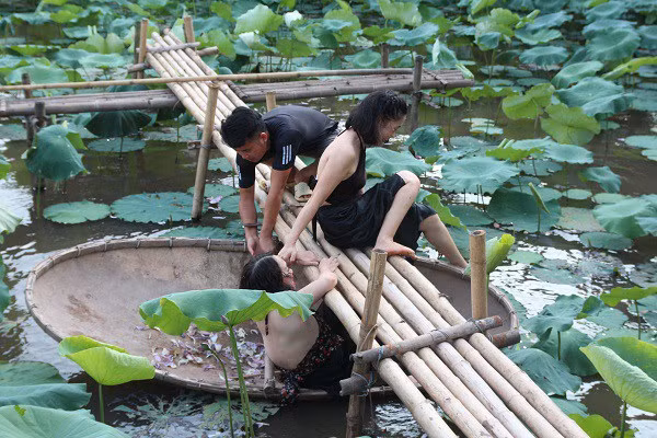 Bức ảnh từng được cư dân mạng chia sẻ nhiệt tình vì khoảnh khắc có 1-0-2.