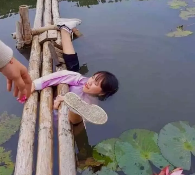 Tư thế ngã có vẻ khá đau với chính chủ. Cư dân mạng tin rằng, có lẽ cô gái "tiếc của giời", thà ướt thân chứ nhất quyết không để ướt giày.