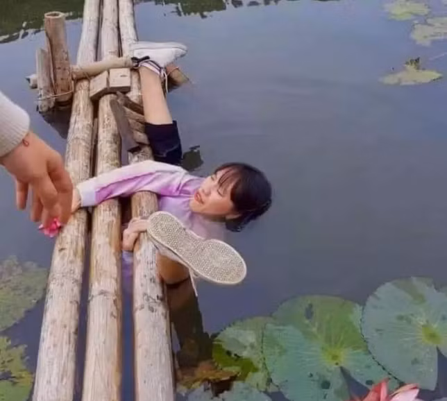 Tư thế ngã có vẻ khá đau với chính chủ. Cư dân mạng tin rằng, có lẽ cô gái "tiếc của giời", thà ướt thân chứ nhất quyết không để ướt giày.