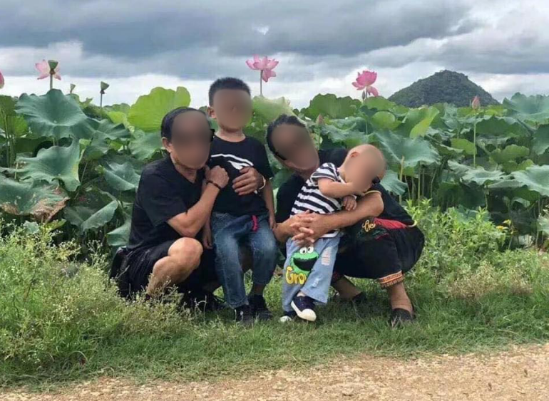 Một gia đình vui vẻ chụp ảnh bên hồ sen, trong khi ba người vui vẻ tạo dáng thì bé trai nhỏ tuổi nhất không thể đứng im. Bất chấp mọi người đang chụp hình, cậu bé quấy khóc khiến cho ông và anh trai ngã chỏng vó xuống hồ sen.