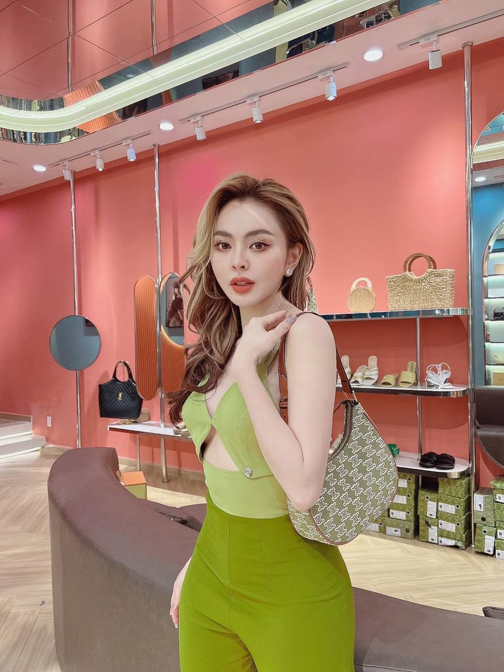 Mới đây Trang Nemo tiếp tục vướng vào lùm xùm về sản phẩm làm đẹp của mình. Cụ thể, trong một bài đăng xuất hiện hình ảnh cô gái với gương mặt đầy những vết đỏ đã khiến cư dân mạng sửng sốt.