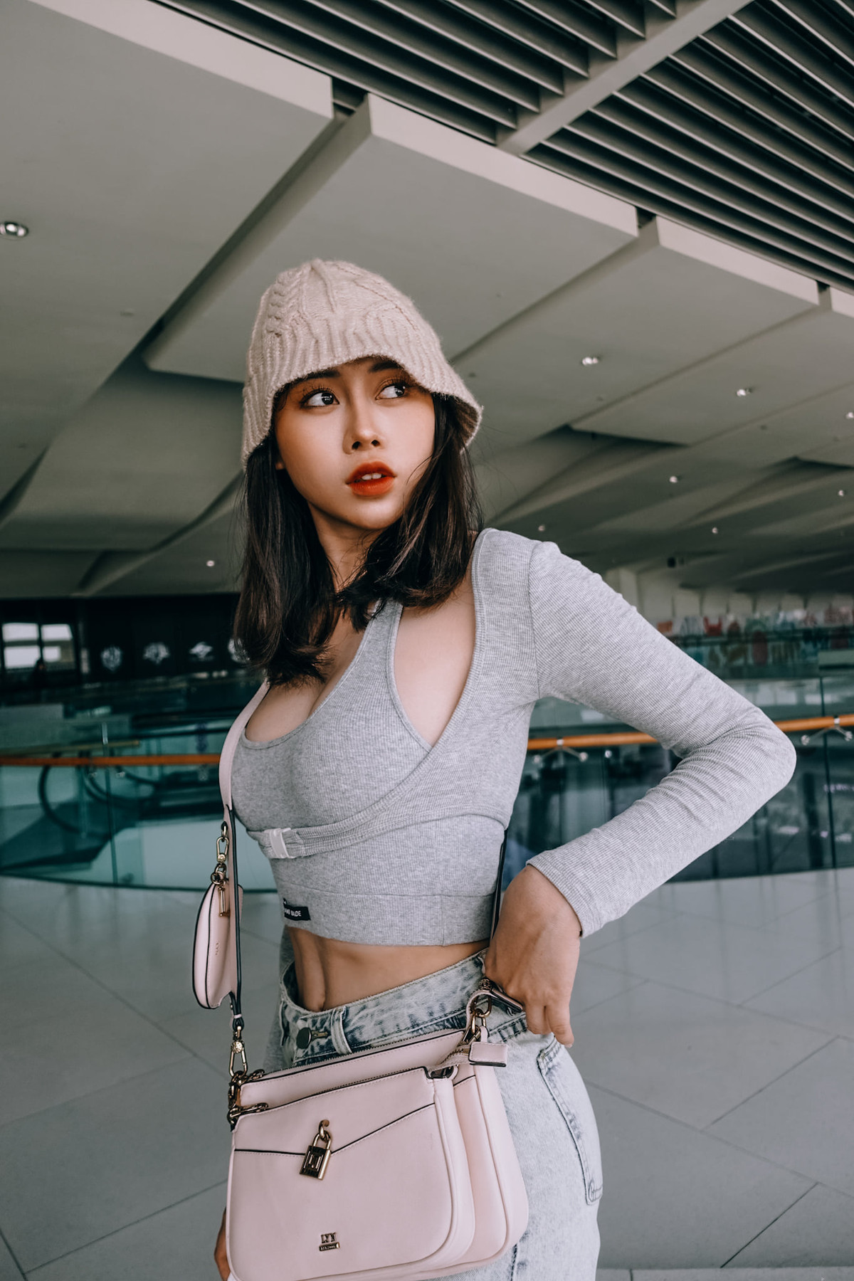 Bên cạnh những video clip "tấu hài", Việt Phương Thoa còn được khen nhan sắc thăng hạng và gu thời trang ngày càng xịn sò.