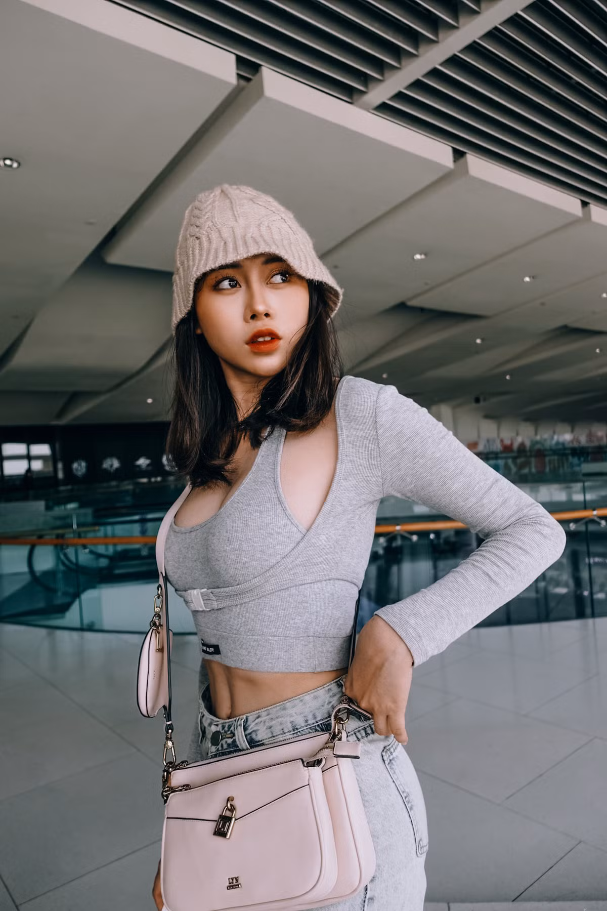 Bên cạnh những video clip "tấu hài", Việt Phương Thoa còn được khen nhan sắc thăng hạng và gu thời trang ngày càng xịn sò.