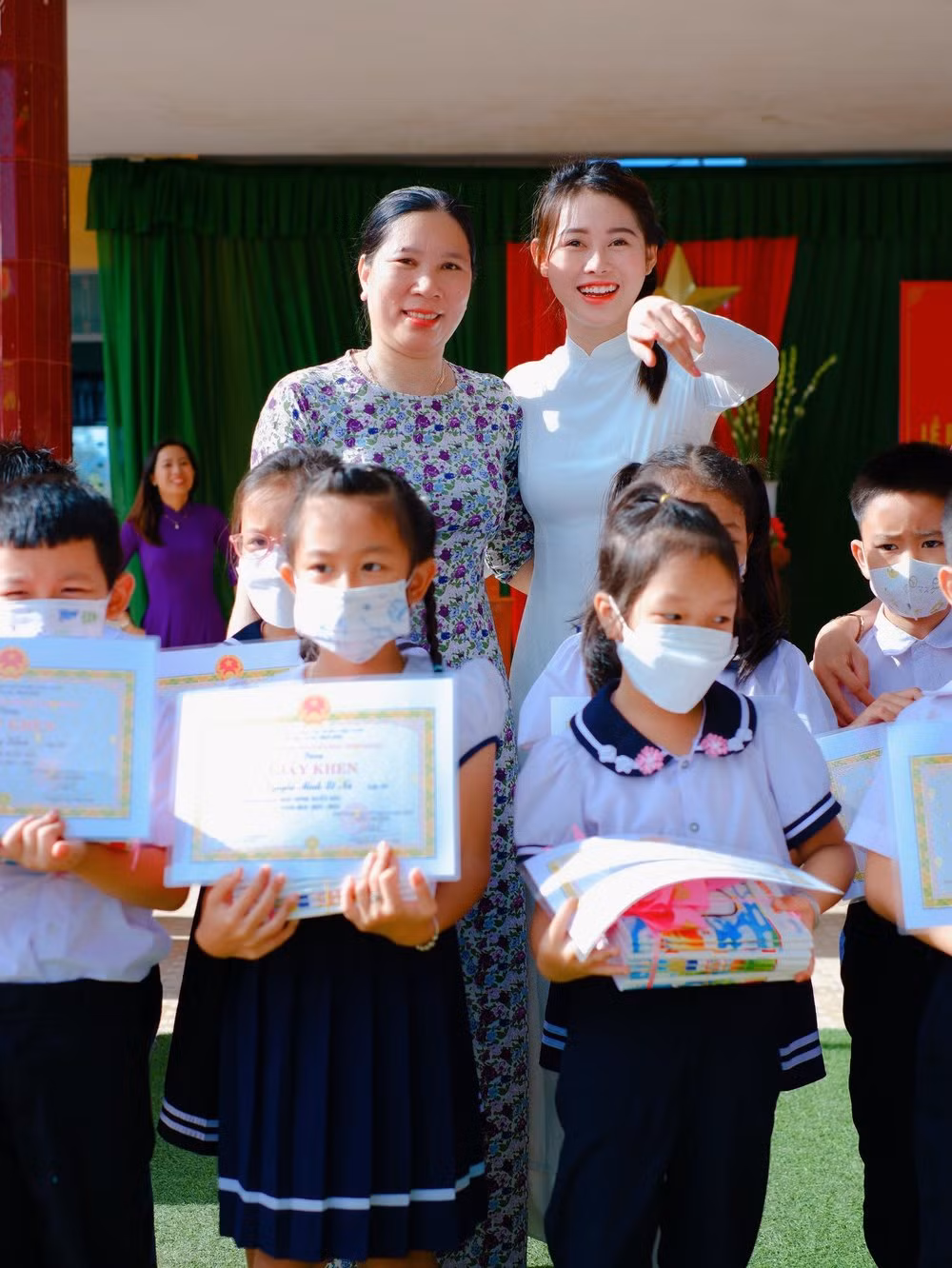 Phía dưới bài đăng, người hâm mộ liên tục thả tim và dành nhiều bình luận tích cực cho hình ảnh trẻ trung và gần gũi này của Việt Phương Thoa.