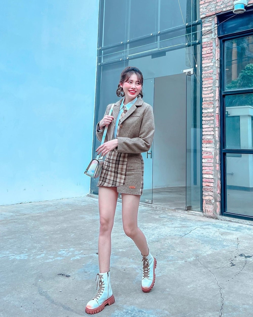 Được biết những hình ảnh này được cô chụp lại trong dịp về thăm trường Tiểu học cũ của mình. Tại đây Phương Thoa trao học bổng cho các em học sinh có hoàn cảnh khó khăn.