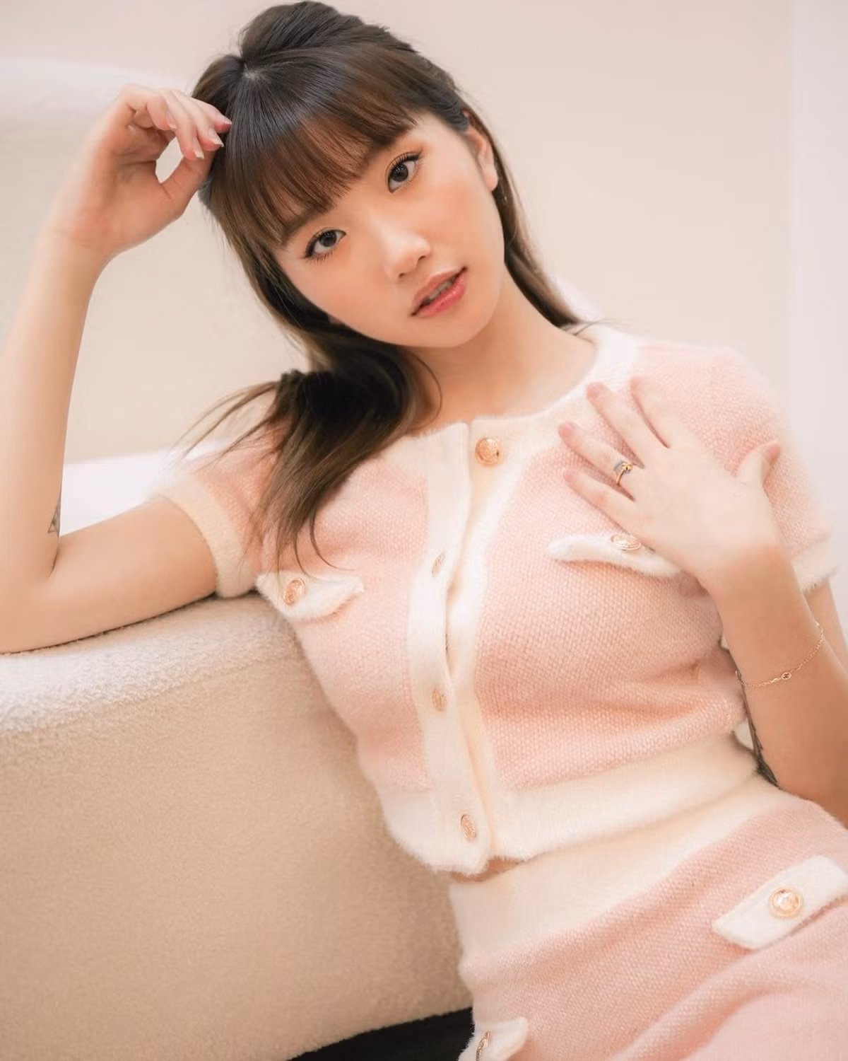 Lê Thị Khánh Huyền (sinh năm 2004) là một hot girl mạng xã hội sở hữu vẻ ngoài xinh đẹp và trẻ trung.