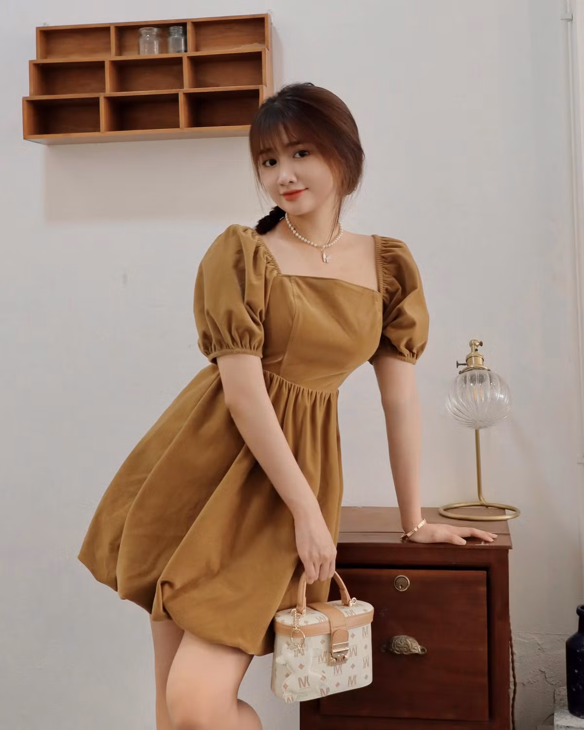 Không những vậy, cô nàng còn biết nhảy và có phong cách ăn mặc đẹp, năng động, trẻ trung.