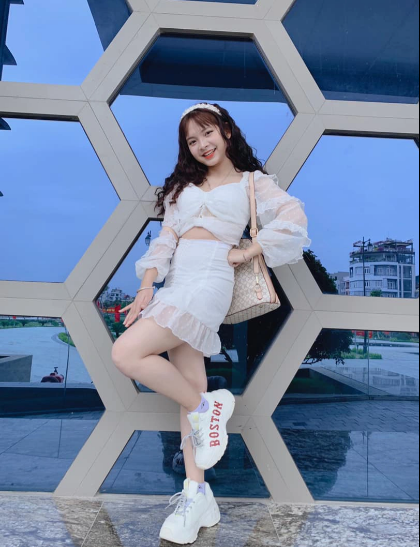 Sở hữu gương mặt xinh đẹp, đáng yêu với đôi mắt to tròn cùng nụ cười tỏa nắng, Phương Thảo dễ dàng chiếm được thiện cảm của người xem ngay từ cái nhìn đầu tiên.