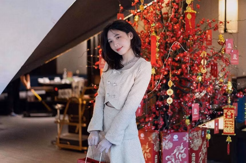 Cô gái 18 tuổi cũng là gương mặt được nhiều thương hiệu thời trang, mỹ phẩm lựa chọn để hợp tác.